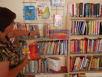 Inge Blankenbühler sortiert die neuen Erstlesebücher ins Regal.  Foto: Pauline Lindner