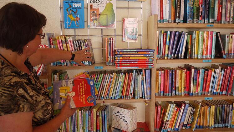 Inge Blankenbühler sortiert die neuen Erstlesebücher ins Regal.  Foto: Pauline Lindner