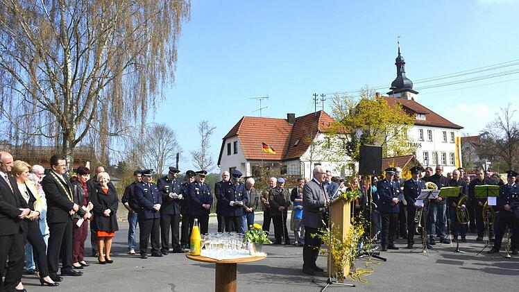 Stellvertretender Landrat Günter Geiling würdigte das Engagement der Ermershäuser Feuerwehr, die nun auch noch ein sicherheitsnotwendiges Fahrzeug anschaffte. Bild: Schmidt