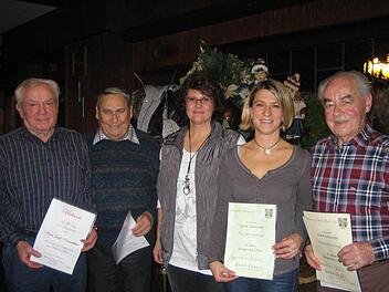 Vorsitzende Birgit Schultz (Mitte) ehrte im Rahmen einer Feier langjährige Mitglieder des Gesangvereins Fuchsstadt (von links): Josef Weisenberger, Albrecht Stöth, Julia Manninger und Justin Schaupp. Foto: Gesangverein Frohsinn Fuchsstadt