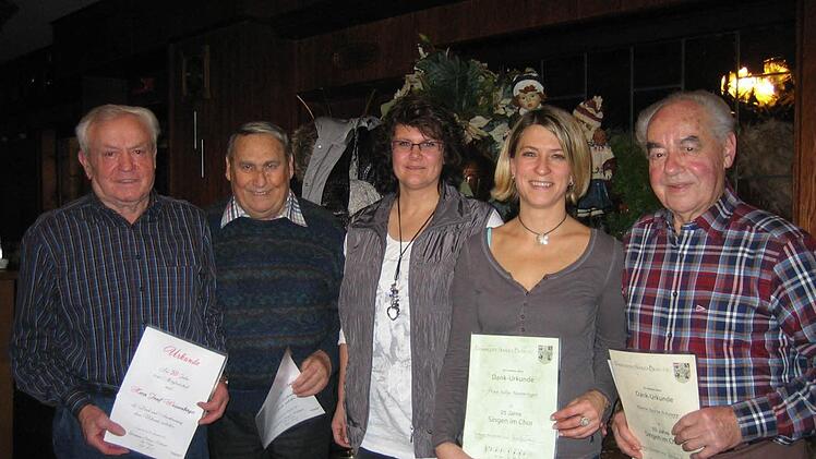 Vorsitzende Birgit Schultz (Mitte) ehrte im Rahmen einer Feier langjährige Mitglieder des Gesangvereins Fuchsstadt (von links): Josef Weisenberger, Albrecht Stöth, Julia Manninger und Justin Schaupp. Foto: Gesangverein Frohsinn Fuchsstadt