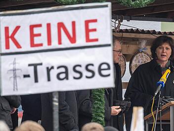 Rund 20 Vertreter aus dem Landkreis diskutierten am Samstag mit Energieministerin Ilse Aigner über die Notwendigkeit der Suedlink-Trasse. Landrat Thomas Bold, ein Dutzend Bürgermeister und Vertreter der Bürgerinitiativen informierten sich über den aktuellen Stand, für den 2. Februar ist das Ende des Dialogs geplant. Unser Bild zeigt Aigner während einer Demonstration gegen die Stromtrasse. Foto: Archiv/Armin Weigel, dpa