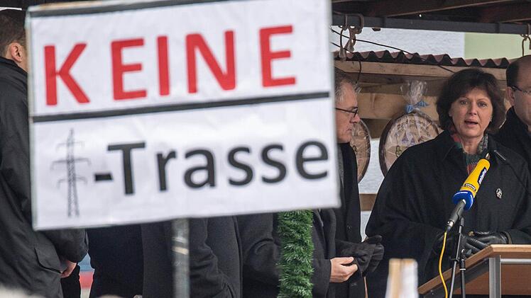Rund 20 Vertreter aus dem Landkreis diskutierten am Samstag mit Energieministerin Ilse Aigner über die Notwendigkeit der Suedlink-Trasse. Landrat Thomas Bold, ein Dutzend Bürgermeister und Vertreter der Bürgerinitiativen informierten sich über den aktuellen Stand, für den 2. Februar ist das Ende des Dialogs geplant. Unser Bild zeigt Aigner während einer Demonstration gegen die Stromtrasse. Foto: Archiv/Armin Weigel, dpa