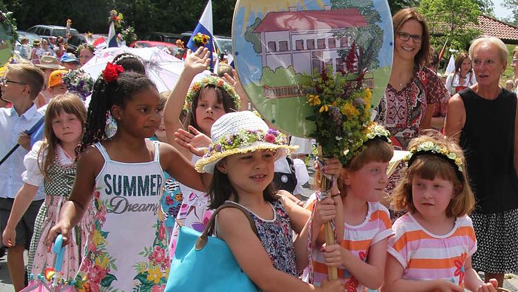Ganz schön bunt - der Festzug in Ziegelhütten. Foto: Sonja Adam