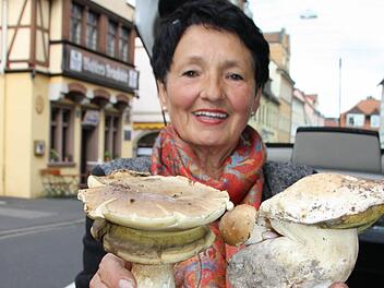 Die gebürtige Garitzerin Bahrinsa Fürst hat nicht nur jede Menge gewöhnlicher Steinpilze (rechts) gefunden, sondern auch ein besonderes Exemplar mit einem doppelstöckigen Hut. Foto: Ralf Ruppert