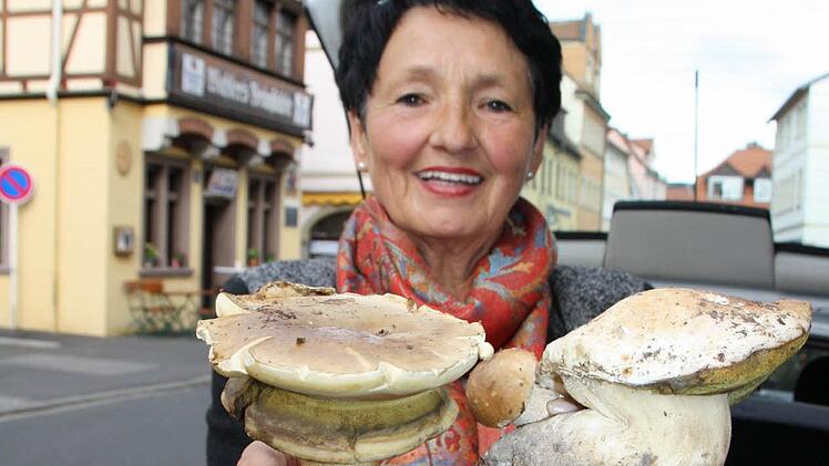 Die gebürtige Garitzerin Bahrinsa Fürst hat nicht nur jede Menge gewöhnlicher Steinpilze (rechts) gefunden, sondern auch ein besonderes Exemplar mit einem doppelstöckigen Hut. Foto: Ralf Ruppert