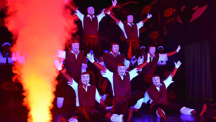 Das Männerballett, die "Spitzbuam", ist erst das zweite Jahr bei den "Elf weisen Hasen" aktiv. Doch die Gruppe bot eine perfekte Performance.