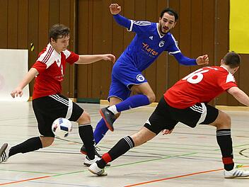 Im Spiel um Platz 3 mussten sich die Memmelsdorfer (rote Trikots) der ATS Kulmbach knapp mit 1:2 beugen. Foto: Monika Limmer