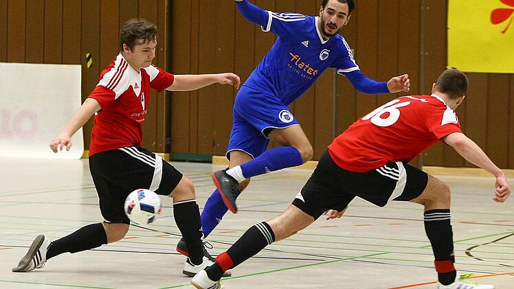 Im Spiel um Platz 3 mussten sich die Memmelsdorfer (rote Trikots) der ATS Kulmbach knapp mit 1:2 beugen. Foto: Monika Limmer