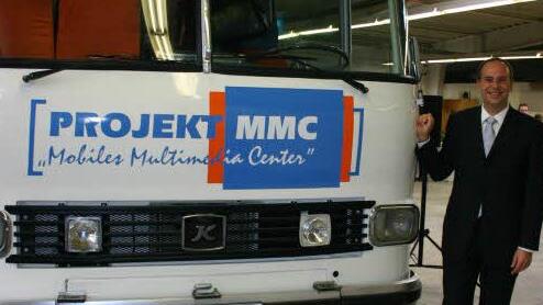 Bei der Einweihung 2006 mit Nummernschild und TÜV-Stempel strahlte der von Grund auf restaurierte Bus der Marke Kässbohrer in einer Fahrzeughalle in Schney. Christian Meißner, damals noch Landtagsabgeordneter, wohnte als Schirmherr der Feier bei. Foto: Popp