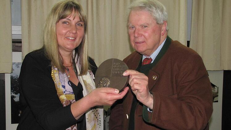 Andreas Prinz von Sachsen-Coburg und Gotha nahm die Medaille der Stadt Coburg entgegen, mit der die Stiftung der Herzog von Sachsen-Coburg und Gotha'schen Familie für die Sanierung des Beamtenhauses neben dem Schloss Callenberg ausgezeichnet wurde. Foto: Martin Koch