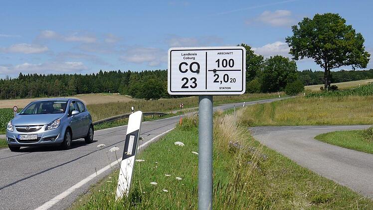 Wackelkandidat: Weil es Zweifel an ihrer Verkehrsbedeutung gibt, steht die Kreisstraße CO 23 derzeit zur Diskussion. Eine Entscheidung ist aber noch lange nicht getroffen, betonte Landrat Michael Busch gestern bei der einer Sitzung des Kreis-Bauausschusses im Landratsamt. Foto: Berthold Köhler