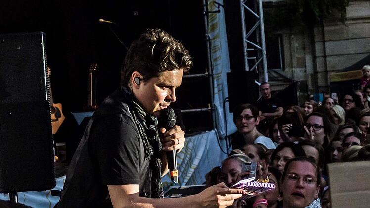 Umjubelter Auftritt: Michael Patrick Kelly fasziniert im ausverkauften Schlosshof von Tambach. Foto: Jochen Berger
