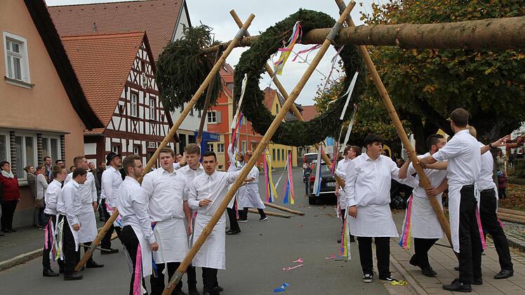 Baum aufstellen auf der Eggolsheimer KerwaMathias Erlwein