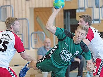 Daniel Recknagel rackerte zwar unermüdlich, kam aber am Ende nur auf einen einzigen Treffer. Zu wenig gegen eine zupackende Abwehr der SG Bad Rodach/Großwalbur.  Foto: Klaus Gagel