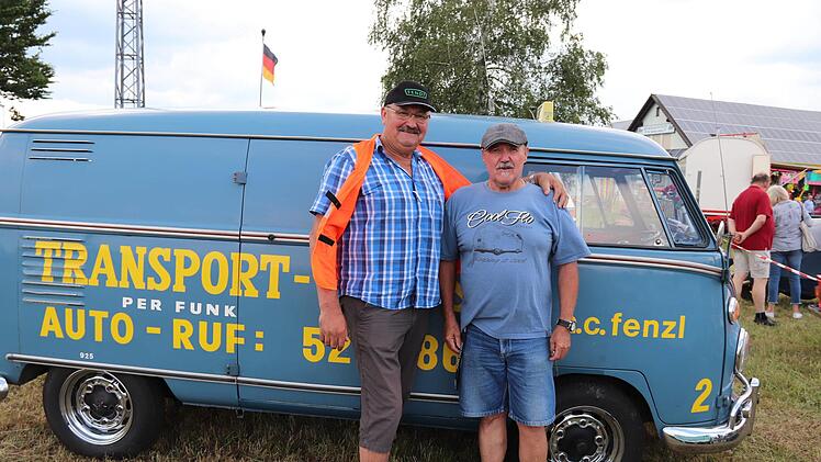 Günther Alberth (r.) zeigte Hans Marr sein Transport-Taxi.   Foto: Johanna Blum