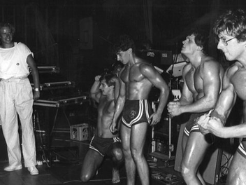 Thommy und die Muskelmänner: Der TV-Titan moderiert 1985 die Super-Disko der Kulmbacher Sparkasse in der Sporthalle Weiher.  Fotos: beide Archiv Stephan Tiroch, 1985