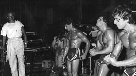 Thommy und die Muskelmänner: Der TV-Titan moderiert 1985 die Super-Disko der Kulmbacher Sparkasse in der Sporthalle Weiher.  Fotos: beide Archiv Stephan Tiroch, 1985