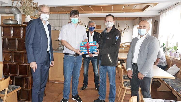 Die Freude über den einwandfreien Betrieb war bei Bürgermeister German Hacker, Max Pfister, Jürgen Bauer, Norbert Jiptner und Dietmar Klenk (v. l.) hinter den Masken leider nicht zu sehen. Foto: R. Sänger