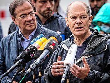 Laschet und Scholz besuchen Flutgebiete