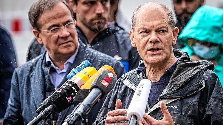 Laschet und Scholz besuchen Flutgebiete