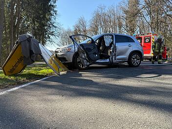 Kreis Nürnberger Land: Autofahrer übersieht Wagen an B8-Kreuzung - bei Crash eingeklemmt und verletzt