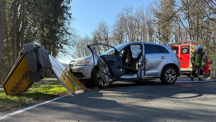 Kreis Nürnberger Land: Autofahrer übersieht Wagen an B8-Kreuzung - bei Crash eingeklemmt und verletzt