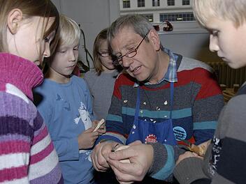 Roland Friedrich bringt Kindern in der Alten Spinnerei das Schnitzen bei. Fotos: Dagmar Besand