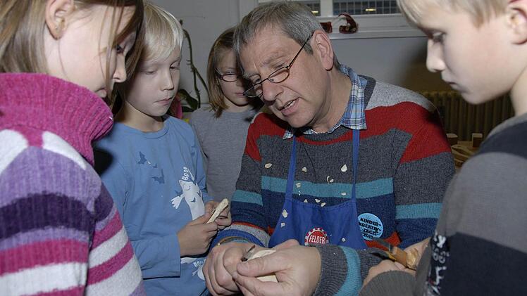 Roland Friedrich bringt Kindern in der Alten Spinnerei das Schnitzen bei. Fotos: Dagmar Besand