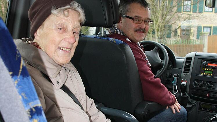 Stammplatz hinter dem Fahrer: Gerda Feth lässt sich gern chauffieren.
