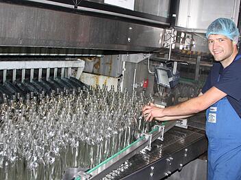 Spülmaschine XXL: Christoph Schuldheis arbeitet an der Flaschenwaschmaschine der Staatlichen Mineralbrunnen AG in Oberleichtersbach. Foto: Ulrike Müller