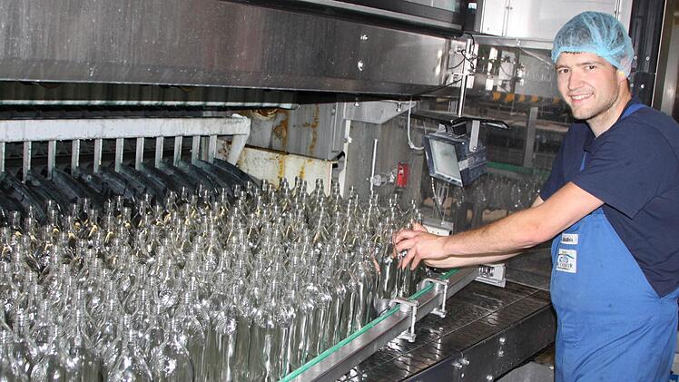 Spülmaschine XXL: Christoph Schuldheis arbeitet an der Flaschenwaschmaschine der Staatlichen Mineralbrunnen AG in Oberleichtersbach. Foto: Ulrike Müller