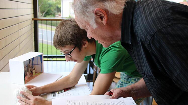 Vorsichtig begutachten Karl-Heinz Krebs (vorn) und Luis Jäger den kleinen Tonkopf Rückerts, den Alisa Nestmann gestaltet hat. Weil sonst immer das Werk des Dichters im Mittelpunkt steht, wollte die Zehntklässlerin mit ihrer Arbeit die Person Rückert in Erinnerung rufen. Fotos: Bettina Knauth