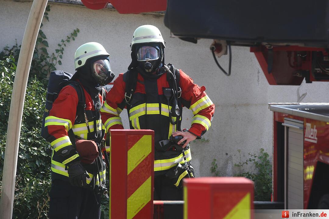 Wohnhaus wird bei Dachstuhlbrand komplett zerstoert