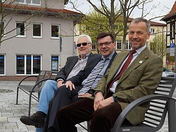 Armin Weidenthaler (Lions Club), Bürgermeister Armin Warmuth und Winfried Kleinhenz (Lions Club) testen eine der Bänke. Foto: Arkadius Guzy