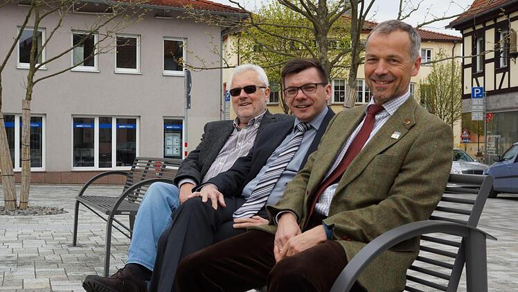 Armin Weidenthaler (Lions Club), Bürgermeister Armin Warmuth und Winfried Kleinhenz (Lions Club) testen eine der Bänke. Foto: Arkadius Guzy