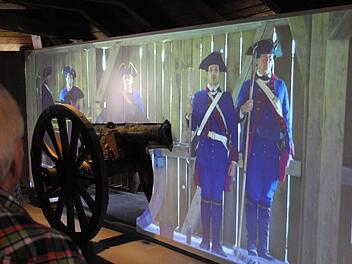 Wie funktionierte historische Artillerie im 17. und 18. Jahrhundert? Der Kurator der Ausstellung, Alfred Geibig erläuterte die Zusammenhänge bei einer Führung mit Direktor Klaus Weschenfelder, MdL Jürgen W. Heike, VR-Bank-Vorstandsvorsitzender Karl Heinz Kipke, Ministerialdirektor Harald Hübner und Oberbürgermeister Norbert Tessmer. Die Kronacher Jürgen Förtsch und Erwin Denk in Artilleristenuniform waren begehrtes Fotomotiv. Fotos: Carolin Herrmann