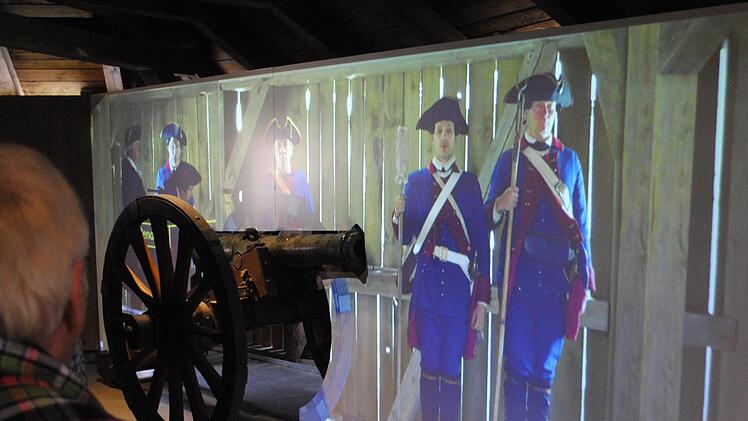 Wie funktionierte historische Artillerie im 17. und 18. Jahrhundert? Der Kurator der Ausstellung, Alfred Geibig erläuterte die Zusammenhänge bei einer Führung mit Direktor Klaus Weschenfelder, MdL Jürgen W. Heike, VR-Bank-Vorstandsvorsitzender Karl Heinz Kipke, Ministerialdirektor Harald Hübner und Oberbürgermeister Norbert Tessmer. Die Kronacher Jürgen Förtsch und Erwin Denk in Artilleristenuniform waren begehrtes Fotomotiv. Fotos: Carolin Herrmann