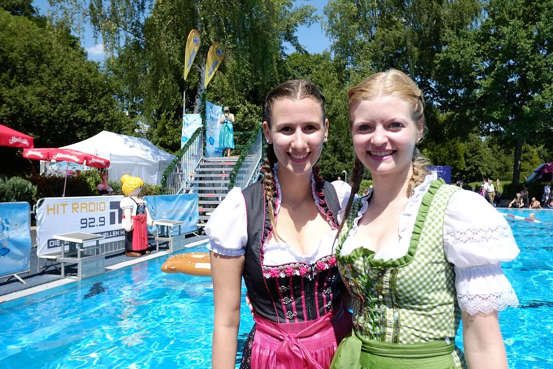 Nürnberg: Dirndl-Flug-WM - mit Tracht ins Wasser