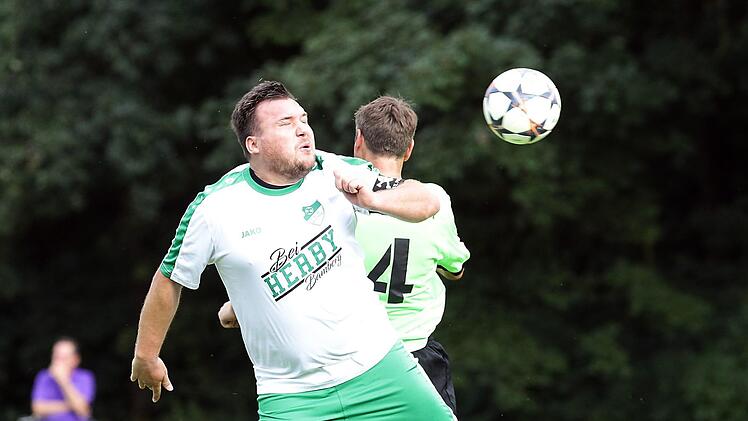 Christian Mühlfriedel im Kopfballduell mit Ralf Wolf (hinten)
