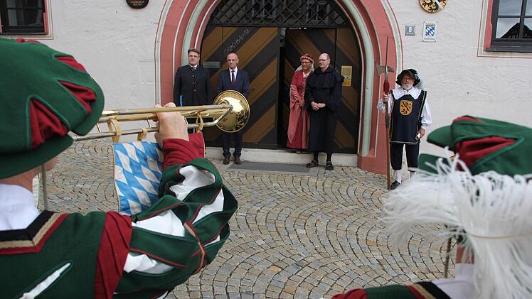 Der Hofheimer Fanfarenzug empfing am Samstag den Justizminister und den Landrat (von links) in  der Jubiläumsstadt.