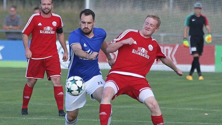 Lucas Pflaum vom VfL Frohnlach (blau) im Zweikampf um den Ball mit Tim Knoch.