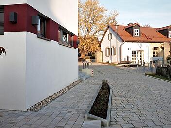 Die Arbeiten an den Außenlagen des Gemeindezentrums und am Bräuhaus sind zum Abschluss gekommen. Foto: Werner Reißaus
