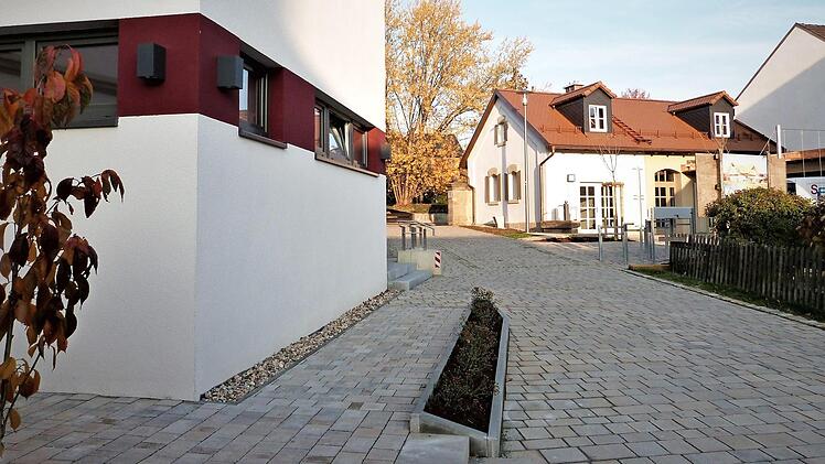 Die Arbeiten an den Außenlagen des Gemeindezentrums und am Bräuhaus sind zum Abschluss gekommen. Foto: Werner Reißaus