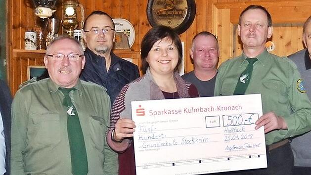 Bei der &Uuml;bergabe des symbolischen Schecks &uuml;ber 500 Euro durch den Angelverein "Petri Heil" Ha&szlig;lach an die Grundschule Stockheim waren dabei (von links): B&uuml;rgermeister Rainer Detsch, Josef Schmidt, Manfred Schw&auml;mmlein (beide Angelverein), Rektorin Astrid Kestel, Dieter Schmidt, Vorsitzender Ulrich M&uuml;ller, Frank Buckreus, Zweiter Vorsitzender Joachim Wicklein (alle Angelverein).  Foto: Karl-Heinz Hofmann