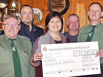 Bei der Übergabe des symbolischen Schecks über 500 Euro durch den Angelverein "Petri Heil" Haßlach an die Grundschule Stockheim waren dabei (von links): Bürgermeister Rainer Detsch, Josef Schmidt, Manfred Schwämmlein (beide Angelverein), Rektorin Astrid Kestel, Dieter Schmidt, Vorsitzender Ulrich Müller, Frank Buckreus, Zweiter Vorsitzender Joachim Wicklein (alle Angelverein).  Foto: Karl-Heinz Hofmann