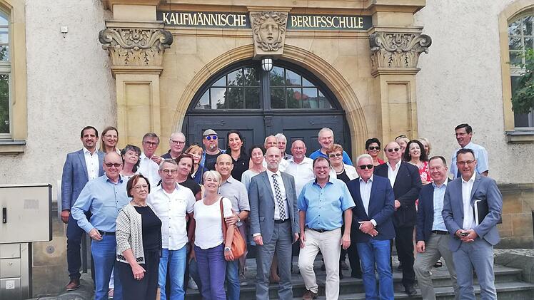 Empfang der Stadtratsdelegation auf den Stufen der Mathias-von-Flurl-Berufsschule. Foto: Sigismund von Dobschüt