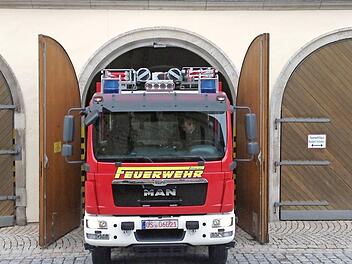 Dieses Fahrzeug passt kaum ins Gerätehaus. Aus Gründen des Unfallschutzes gibt es erst Geld für dringend benötigte Fahrzeuge, wenn ein neues Gerätehaus gebaut wird. Bei der Stadtratssitzung am Montag ist eine wichtige Grundlage dafür geschaffen worden.  Foto: Archiv/Heike Beudert