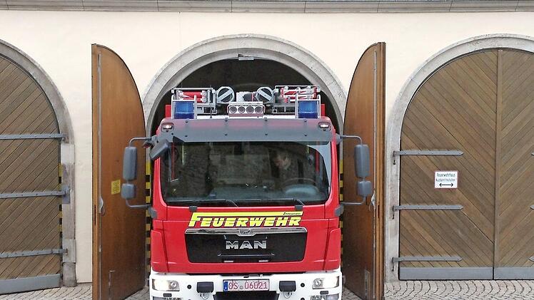 Dieses Fahrzeug passt kaum ins Gerätehaus. Aus Gründen des Unfallschutzes gibt es erst Geld für dringend benötigte Fahrzeuge, wenn ein neues Gerätehaus gebaut wird. Bei der Stadtratssitzung am Montag ist eine wichtige Grundlage dafür geschaffen worden.  Foto: Archiv/Heike Beudert