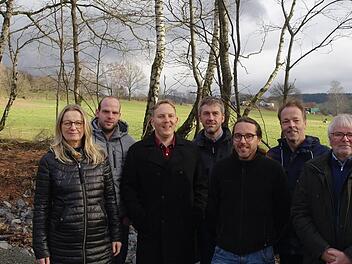 Fast alle Kernwege in und um Motten sind fertig. Es freuen sich (von links): Susanne Siebenlist (Büroleiterin Land + plan), Landwirt Valentin Best, Philipp Scherpf (Projektleiter Land + plan), Bürgermeister Jochen Vogel, Frank Stenke (Bauleiter Firma Giebel), Joachim Mair (Amt für ländliche Entwicklung) und Rhönallianzmanager Uwe Schmidt. Foto: Stephanie Elm